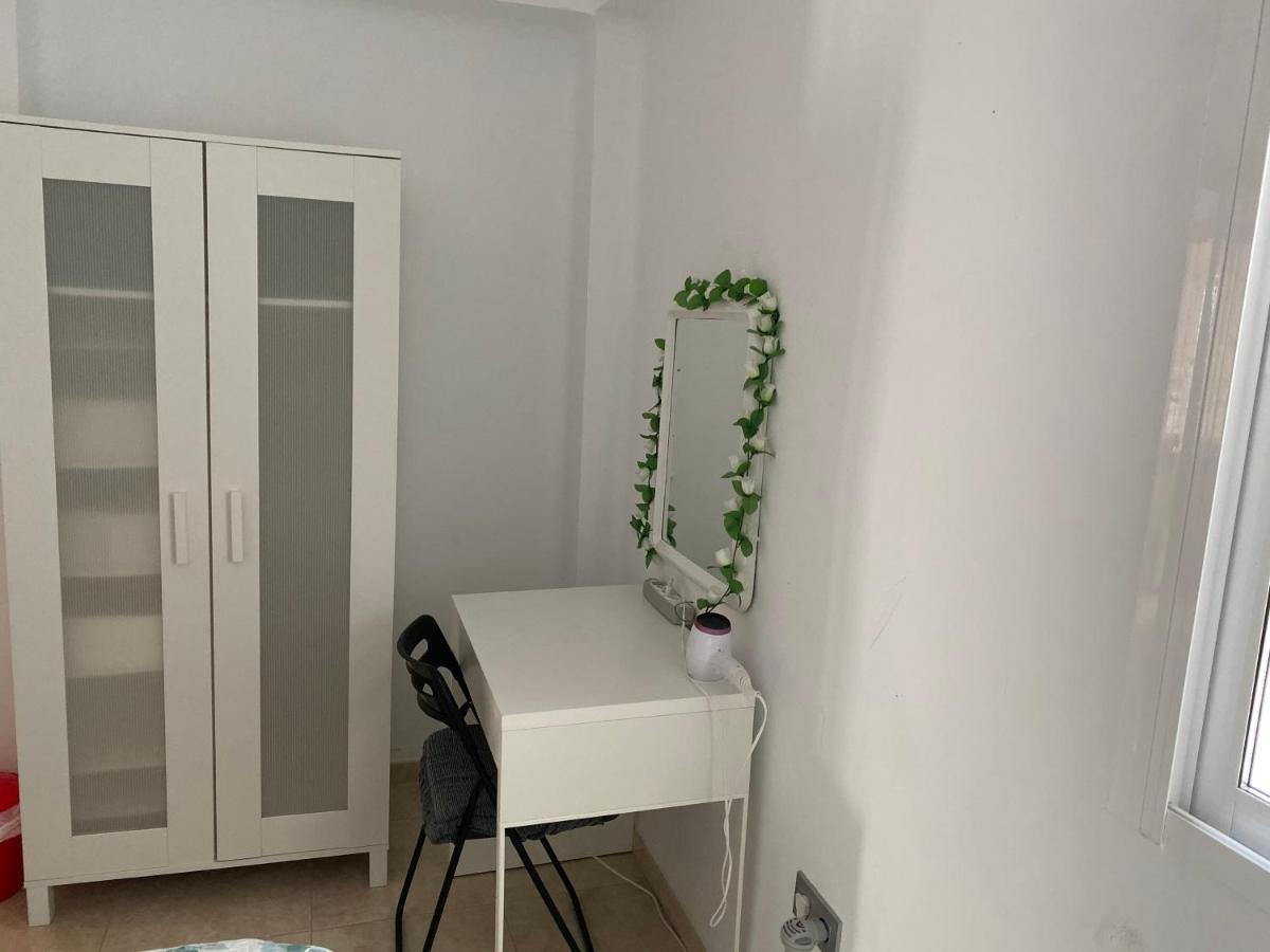 Malaga Centro Habitaciones Privada En Apartamento Compartidos Luaran gambar